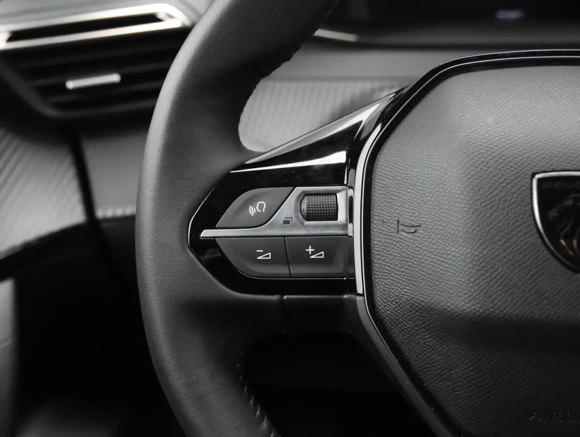 1.2 Hybrid 145 Allure 8 jaar garantie! | Parkeersensoren V+A | 17" LMV | Navigatie Apple Carplay & Android Auto