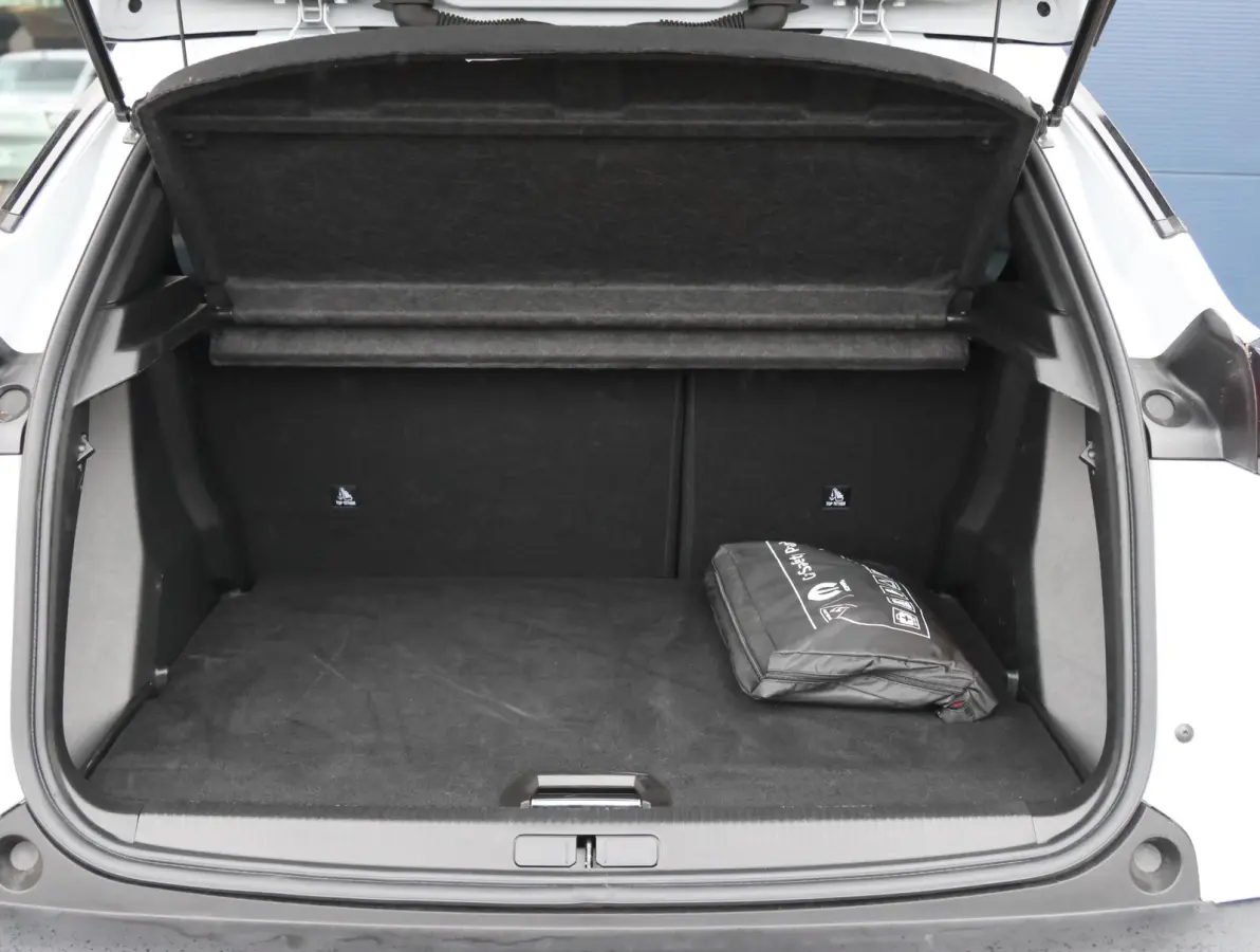 1.2 Hybrid 145 Allure 8 jaar garantie! | Parkeersensoren V+A | 17" LMV | Navigatie Apple Carplay & Android Auto