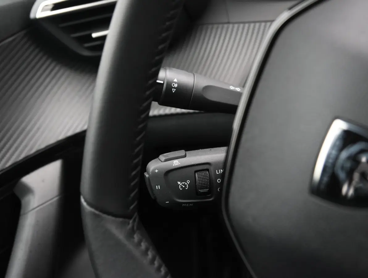 1.2 Hybrid 145 Allure 8 jaar garantie! | Parkeersensoren V+A | 17" LMV | Navigatie Apple Carplay & Android Auto