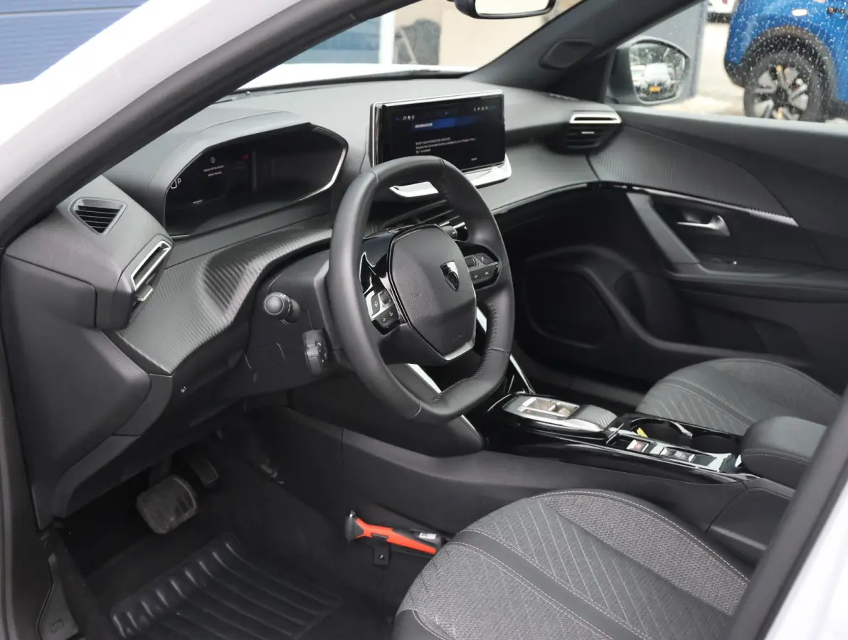 1.2 Hybrid 145 Allure 8 jaar garantie! | Parkeersensoren V+A | 17" LMV | Navigatie Apple Carplay & Android Auto