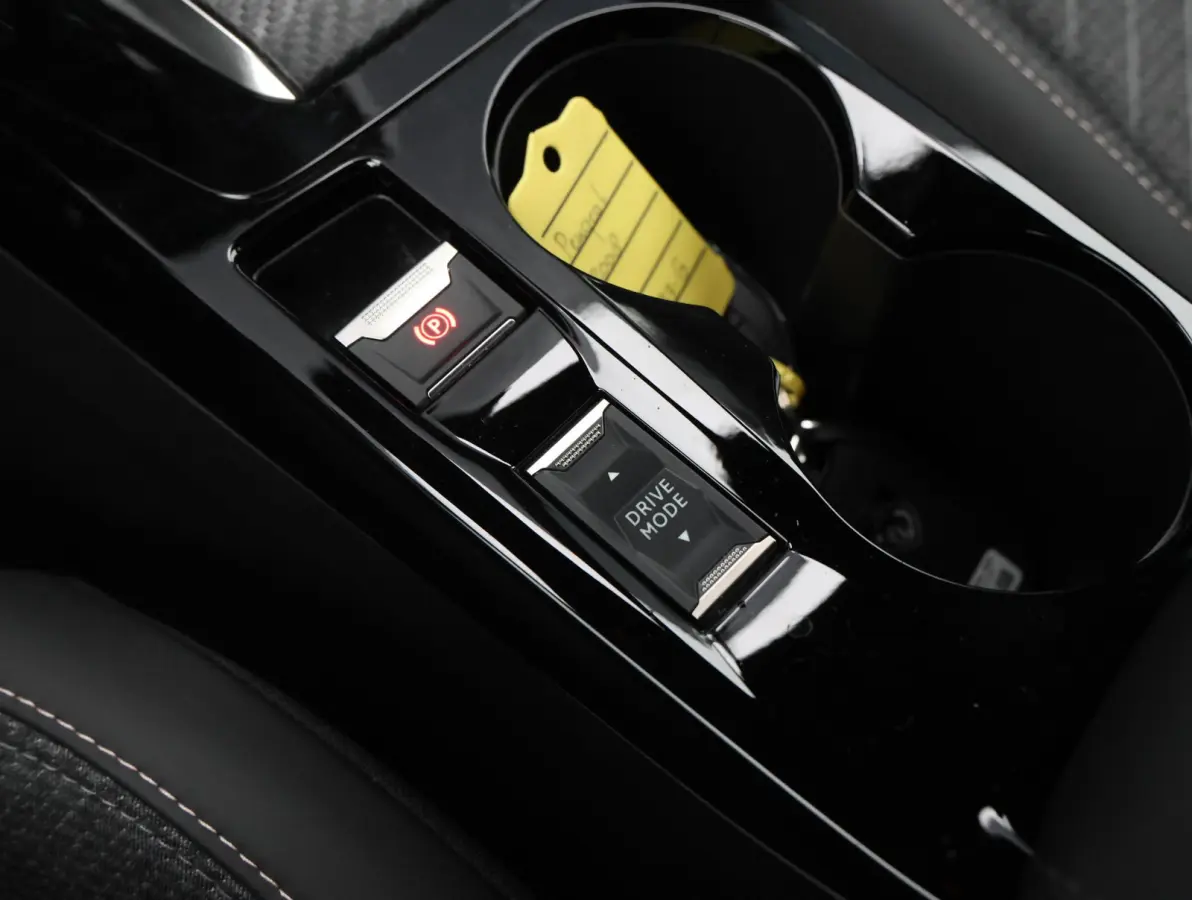 1.2 Hybrid 145 Allure 8 jaar garantie! | Parkeersensoren V+A | 17" LMV | Navigatie Apple Carplay & Android Auto