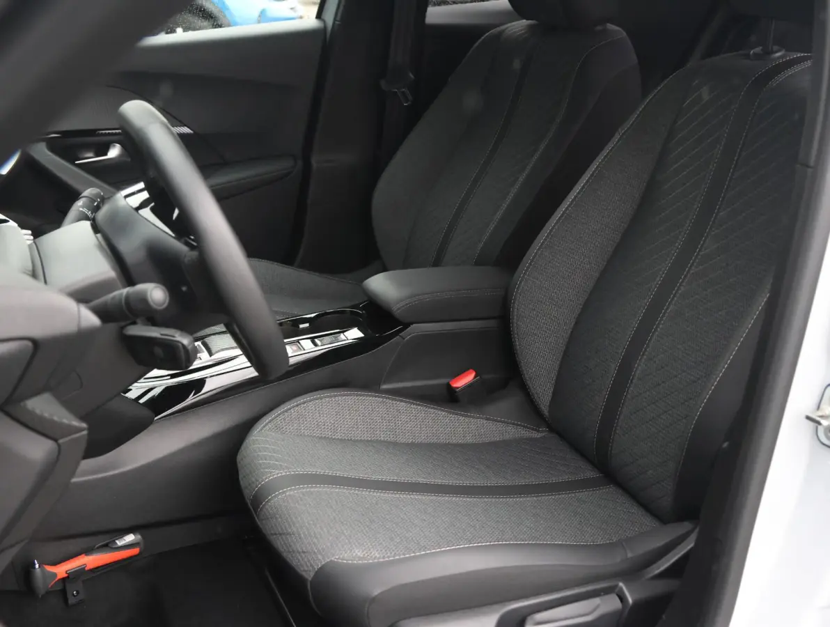1.2 Hybrid 145 Allure 8 jaar garantie! | Parkeersensoren V+A | 17" LMV | Navigatie Apple Carplay & Android Auto