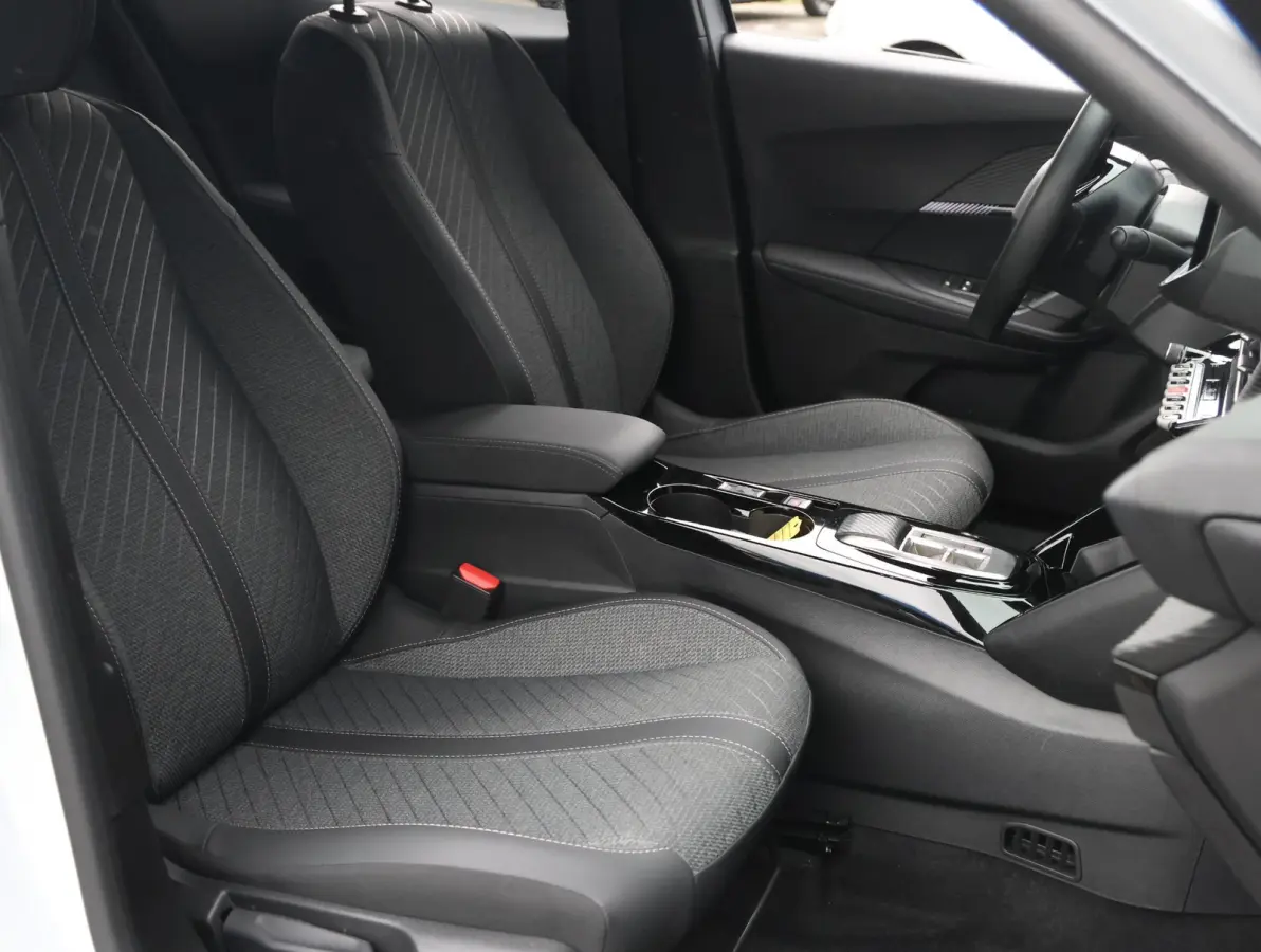 1.2 Hybrid 145 Allure 8 jaar garantie! | Parkeersensoren V+A | 17" LMV | Navigatie Apple Carplay & Android Auto