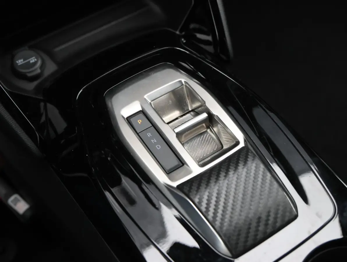 1.2 Hybrid 145 Allure 8 jaar garantie! | Parkeersensoren V+A | 17" LMV | Navigatie Apple Carplay & Android Auto