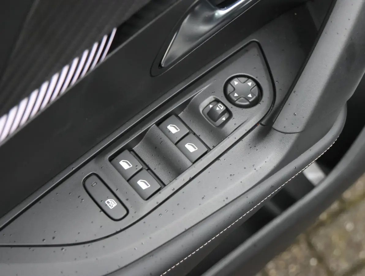 1.2 Hybrid 145 Allure 8 jaar garantie! | Parkeersensoren V+A | 17" LMV | Navigatie Apple Carplay & Android Auto