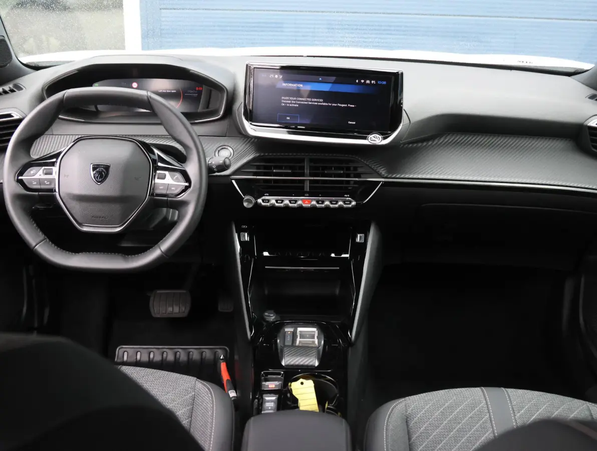 1.2 Hybrid 145 Allure 8 jaar garantie! | Parkeersensoren V+A | 17" LMV | Navigatie Apple Carplay & Android Auto