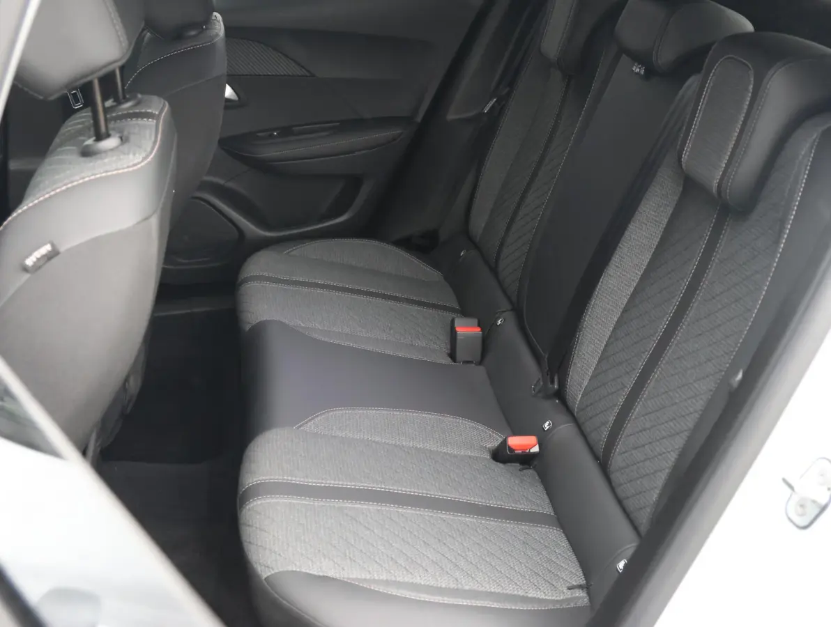 1.2 Hybrid 145 Allure 8 jaar garantie! | Parkeersensoren V+A | 17" LMV | Navigatie Apple Carplay & Android Auto