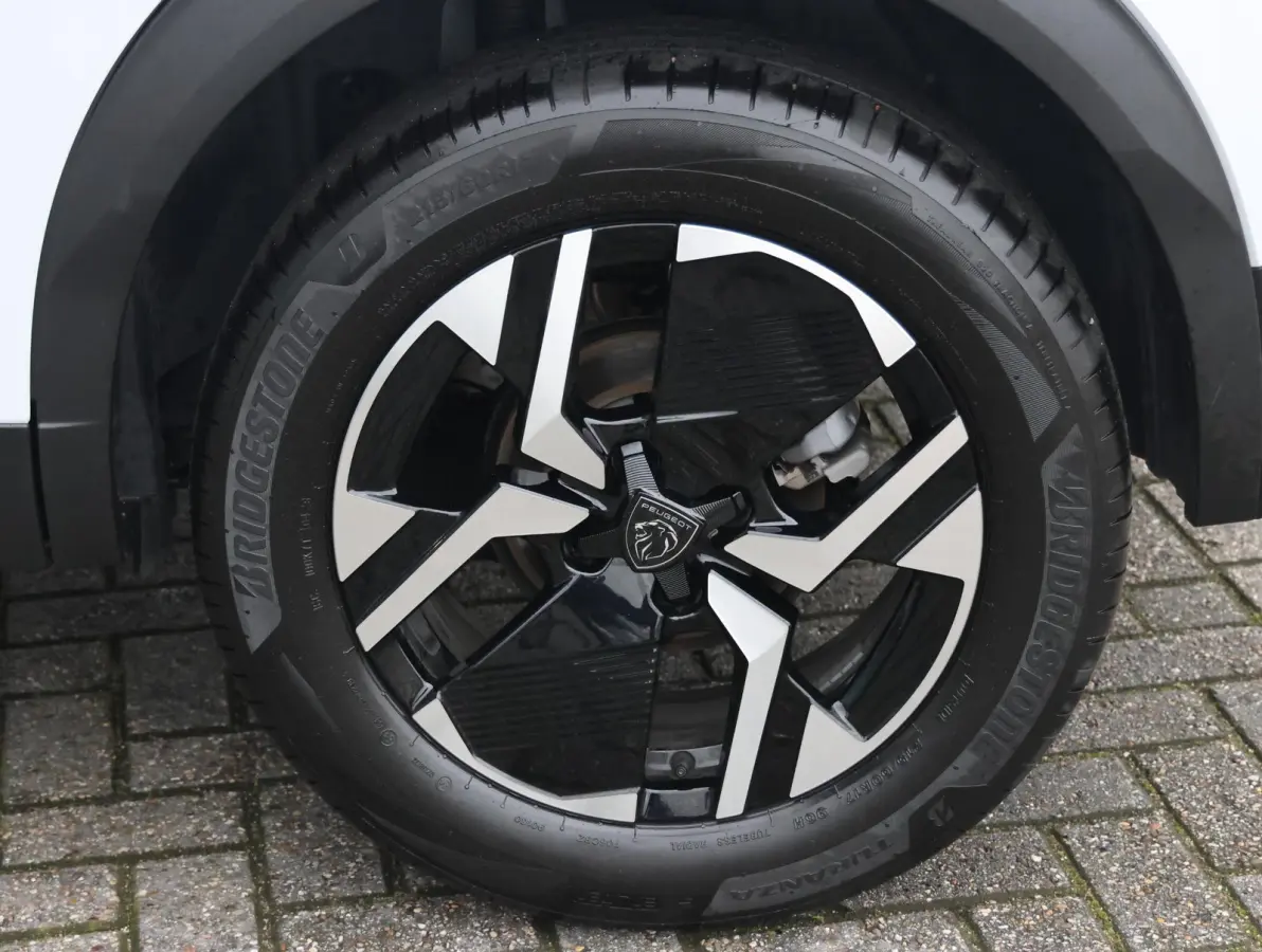 1.2 Hybrid 145 Allure 8 jaar garantie! | Parkeersensoren V+A | 17" LMV | Navigatie Apple Carplay & Android Auto