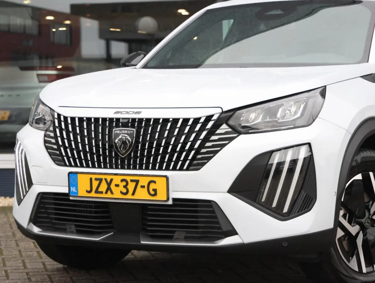 1.2 Hybrid 145 Allure 8 jaar garantie! | Parkeersensoren V+A | 17" LMV | Navigatie Apple Carplay & Android Auto