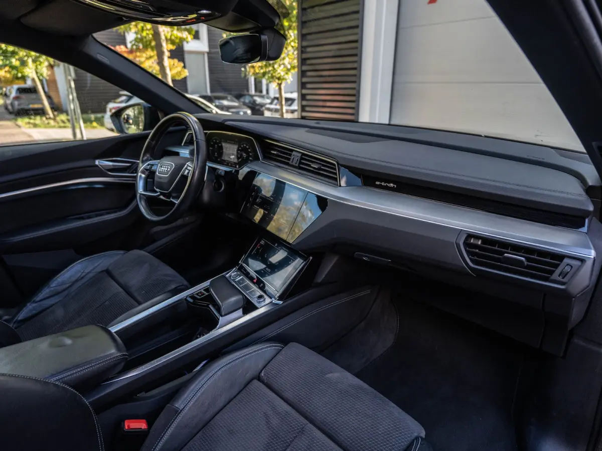 E-tron 50 quattro Launch edition Black 71 kWh Pano/Camera/Matrix