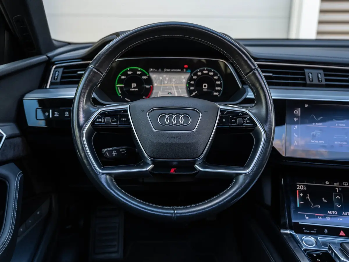 E-tron 50 quattro Launch edition Black 71 kWh Pano/Camera/Matrix