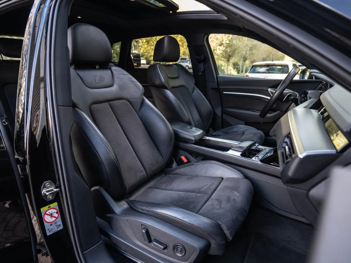 E-tron 50 quattro Launch edition Black 71 kWh Pano/Camera/Matrix