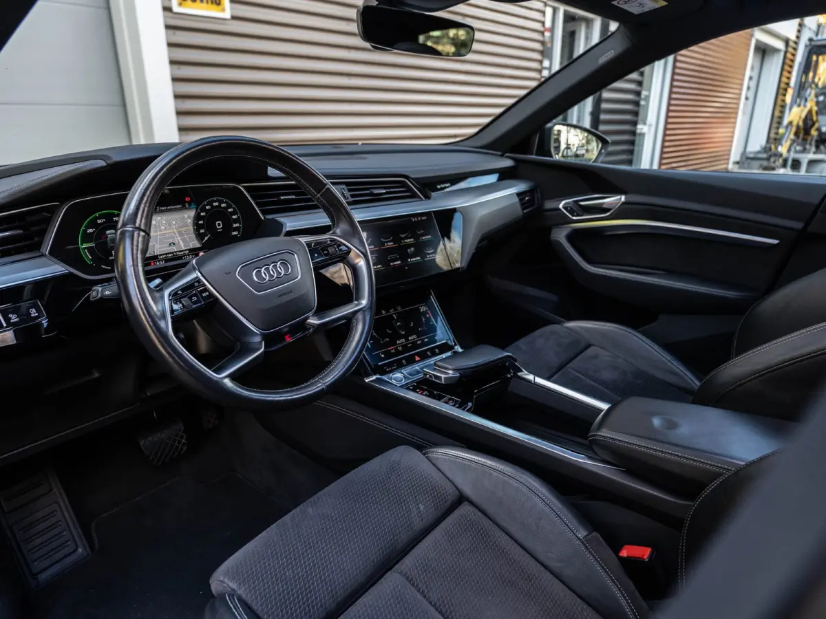 E-tron 50 quattro Launch edition Black 71 kWh Pano/Camera/Matrix