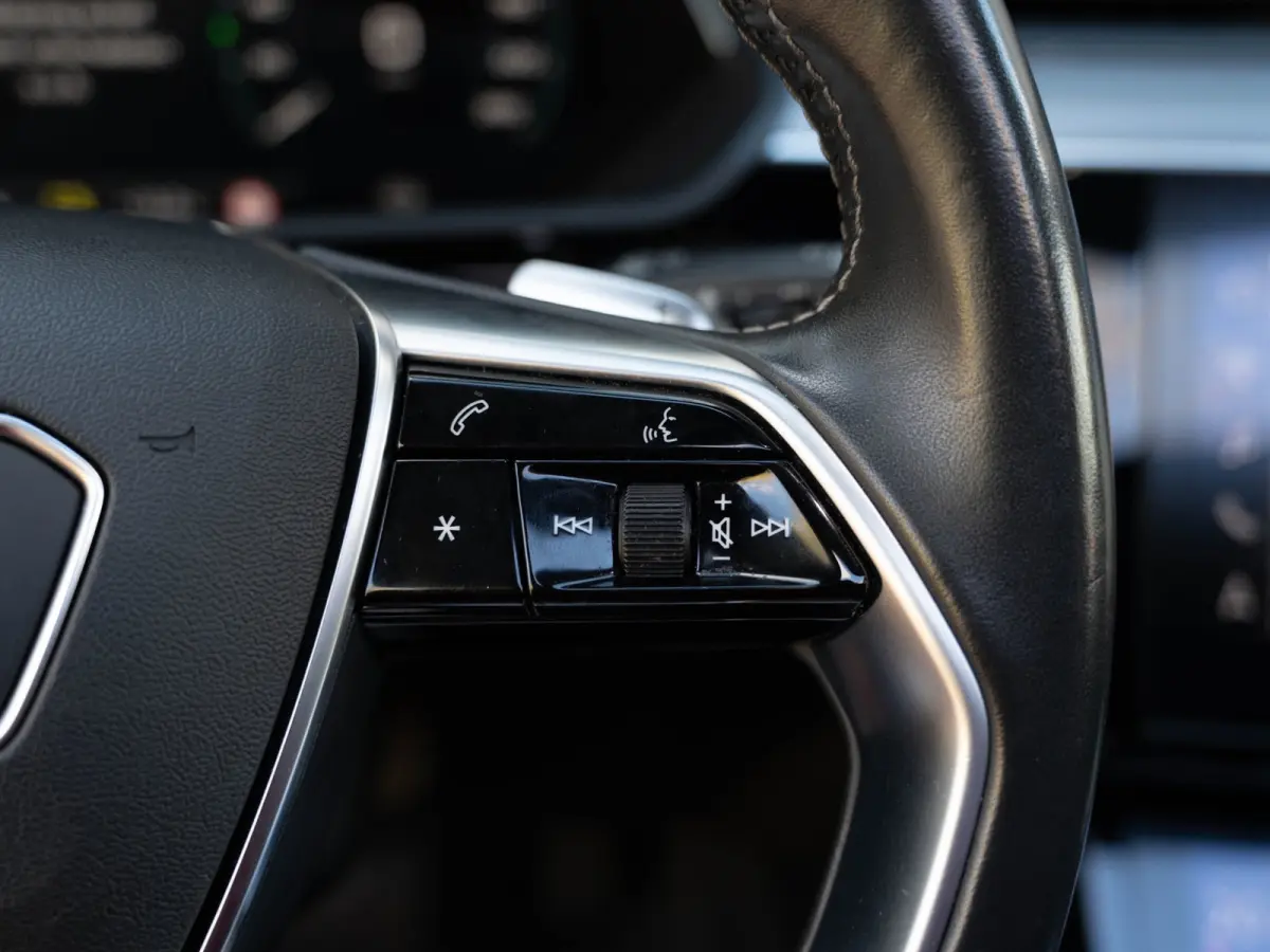 E-tron 50 quattro Launch edition Black 71 kWh Pano/Camera/Matrix