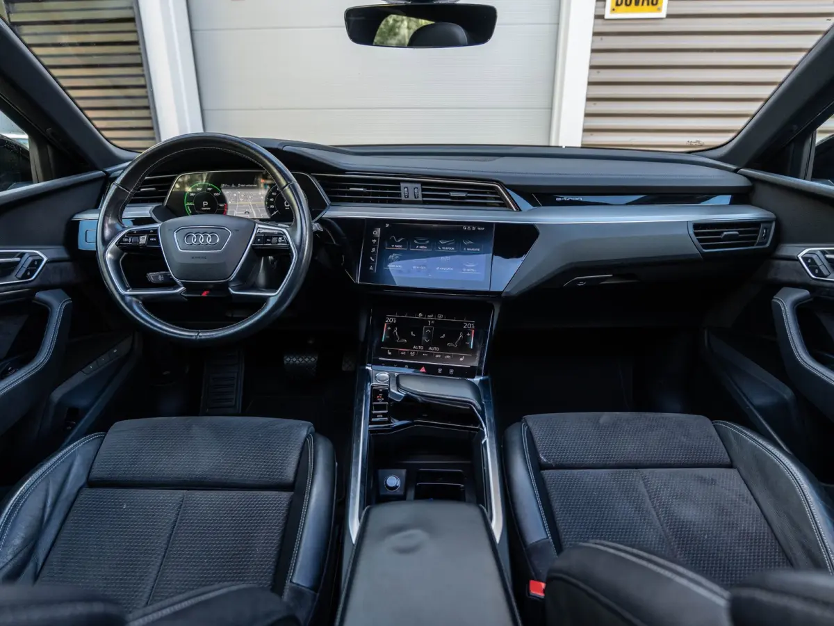 E-tron 50 quattro Launch edition Black 71 kWh Pano/Camera/Matrix