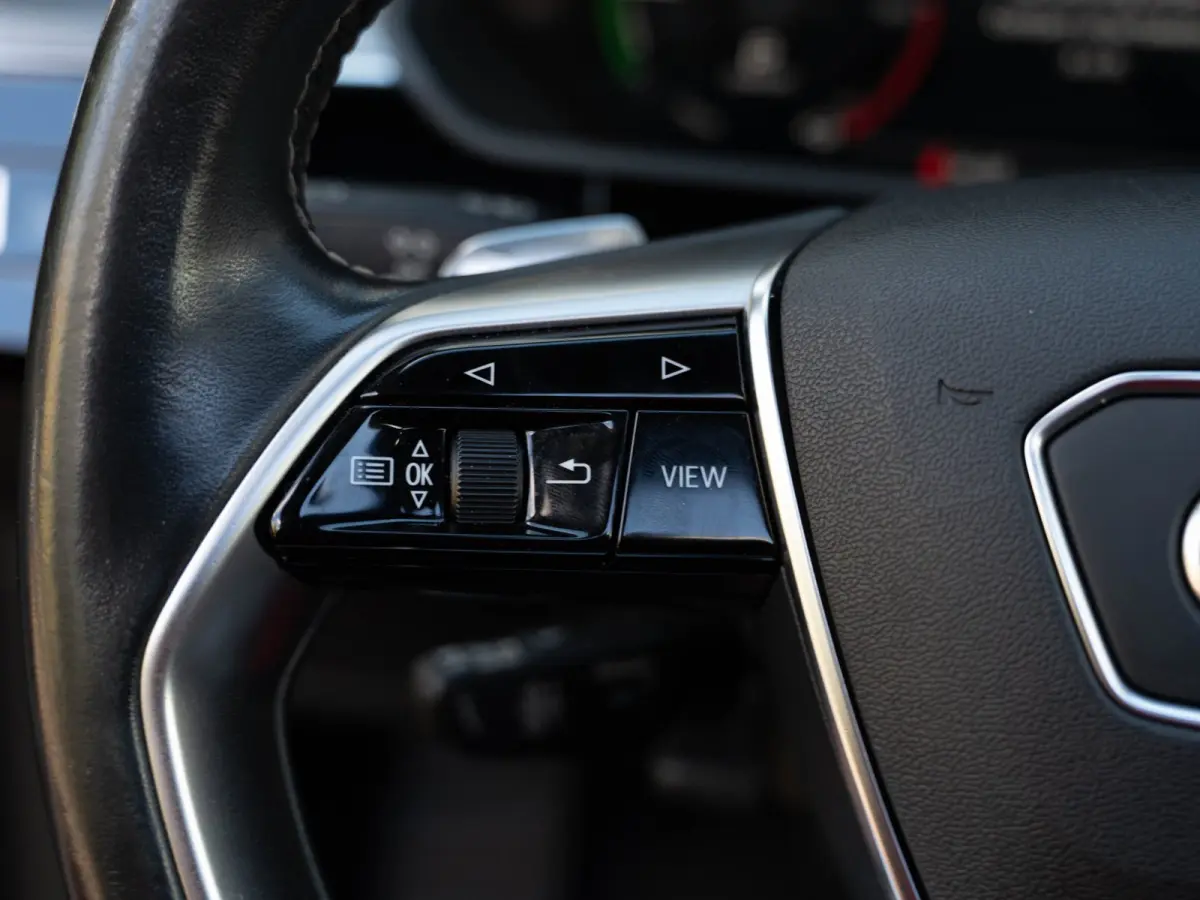 E-tron 50 quattro Launch edition Black 71 kWh Pano/Camera/Matrix