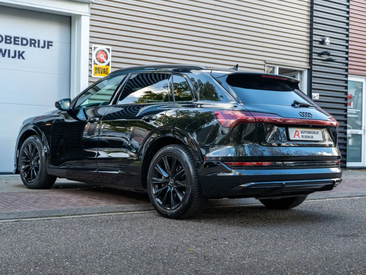 E-tron 50 quattro Launch edition Black 71 kWh Pano/Camera/Matrix
