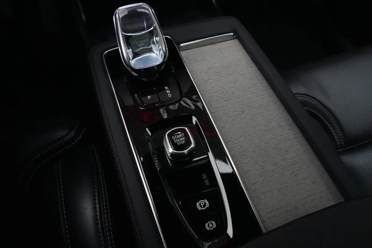 2.0 T8 FACELIFT Plug-in hybrid AWD Ultra Dark | 455 PK | Panoramadak | Bowers & Wilkins | Luchtvering | Trekhaak | Volvo XC90 2.0 T8 FACELIFT Plug-in hybrid AWD Ultra Dark met 2.0 liter 4-ci