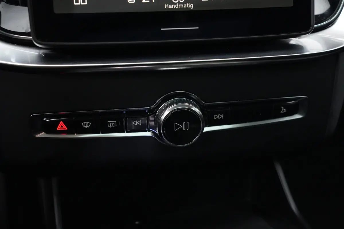 2.0 T8 FACELIFT Plug-in hybrid AWD Ultra Dark | 455 PK | Panoramadak | Bowers & Wilkins | Luchtvering | Trekhaak | Volvo XC90 2.0 T8 FACELIFT Plug-in hybrid AWD Ultra Dark met 2.0 liter 4-ci