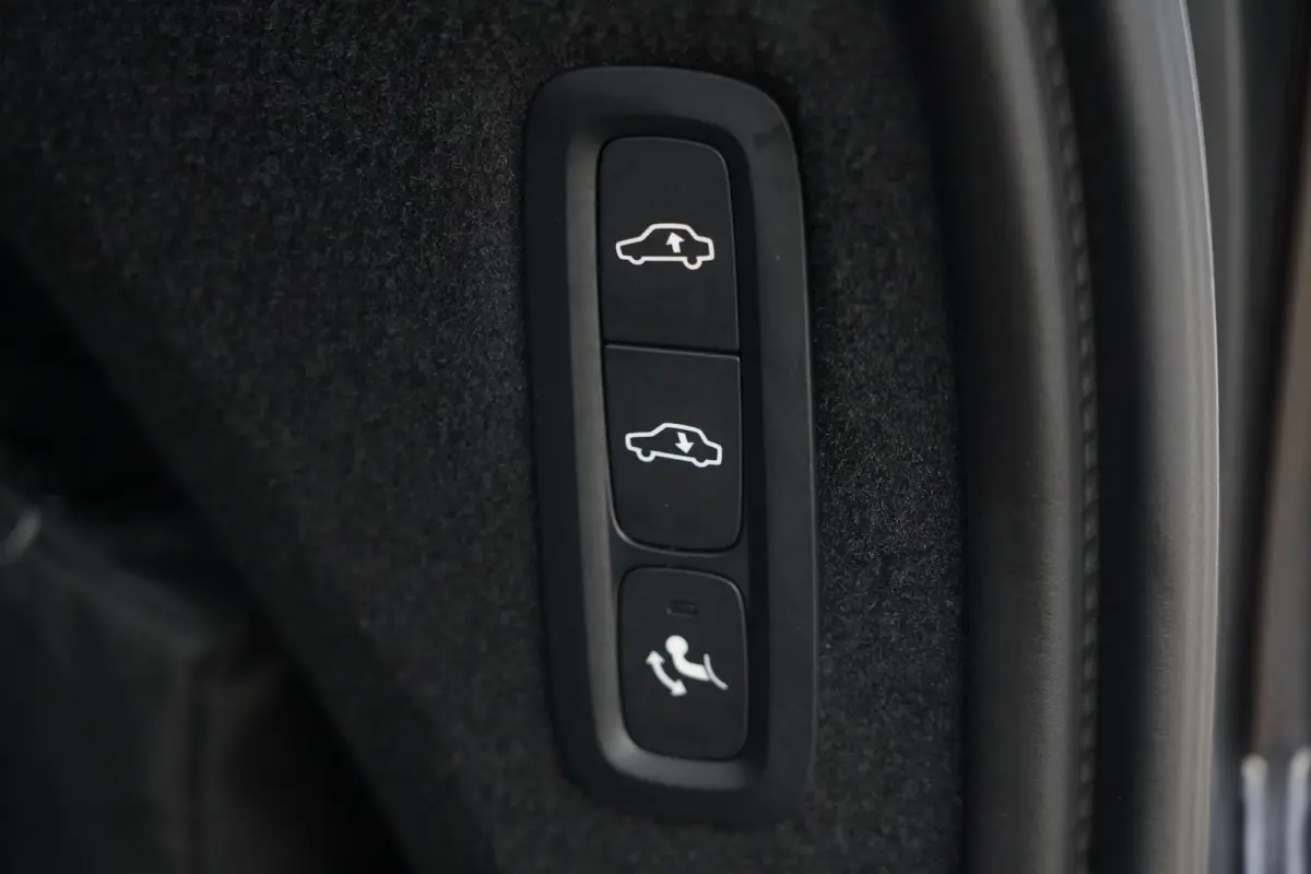 2.0 T8 FACELIFT Plug-in hybrid AWD Ultra Dark | 455 PK | Panoramadak | Bowers & Wilkins | Luchtvering | Trekhaak | Volvo XC90 2.0 T8 FACELIFT Plug-in hybrid AWD Ultra Dark met 2.0 liter 4-ci