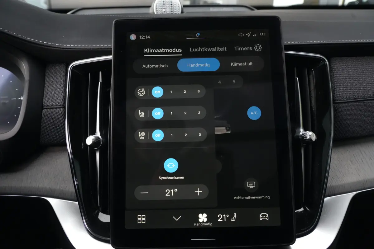 2.0 T8 FACELIFT Plug-in hybrid AWD Ultra Dark | 455 PK | Panoramadak | Bowers & Wilkins | Luchtvering | Trekhaak | Volvo XC90 2.0 T8 FACELIFT Plug-in hybrid AWD Ultra Dark met 2.0 liter 4-ci