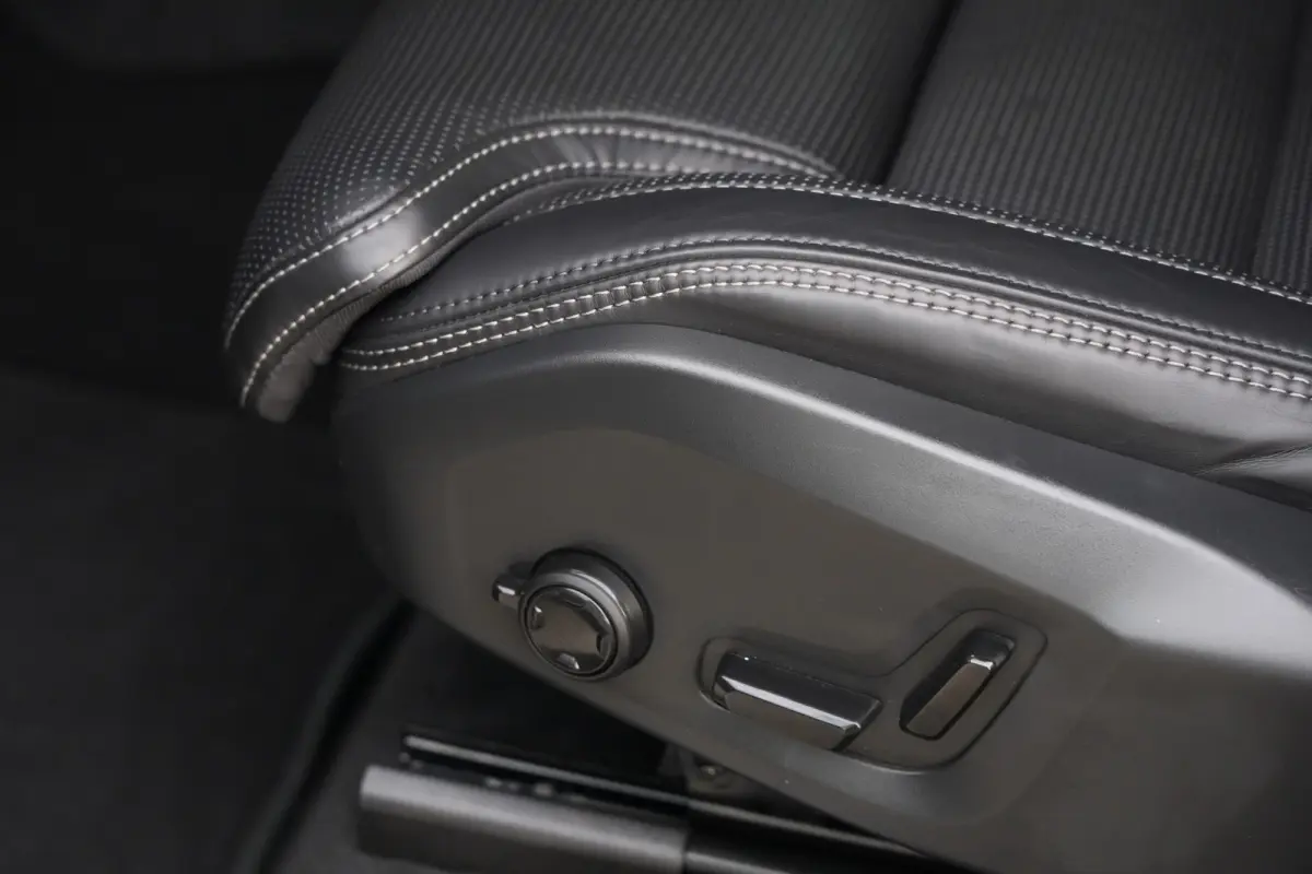 2.0 T8 FACELIFT Plug-in hybrid AWD Ultra Dark | 455 PK | Panoramadak | Bowers & Wilkins | Luchtvering | Trekhaak | Volvo XC90 2.0 T8 FACELIFT Plug-in hybrid AWD Ultra Dark met 2.0 liter 4-ci