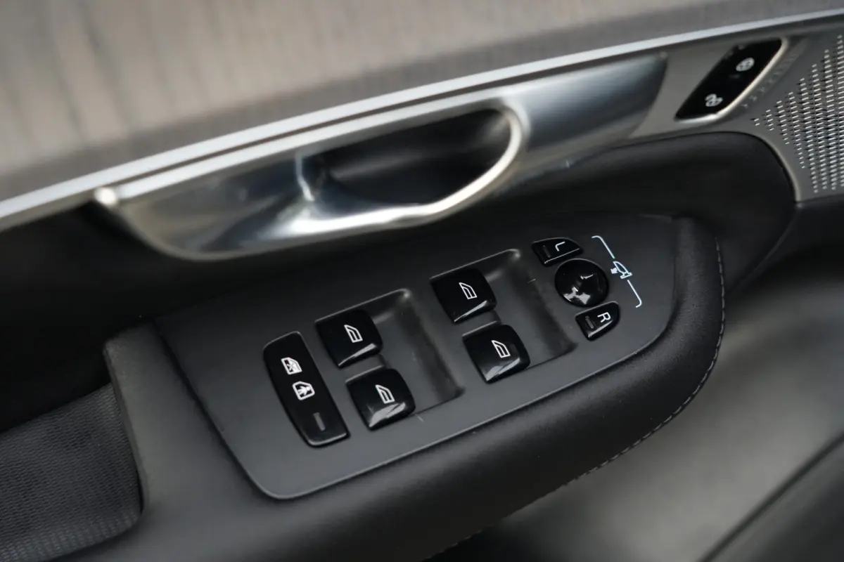 2.0 T8 FACELIFT Plug-in hybrid AWD Ultra Dark | 455 PK | Panoramadak | Bowers & Wilkins | Luchtvering | Trekhaak | Volvo XC90 2.0 T8 FACELIFT Plug-in hybrid AWD Ultra Dark met 2.0 liter 4-ci