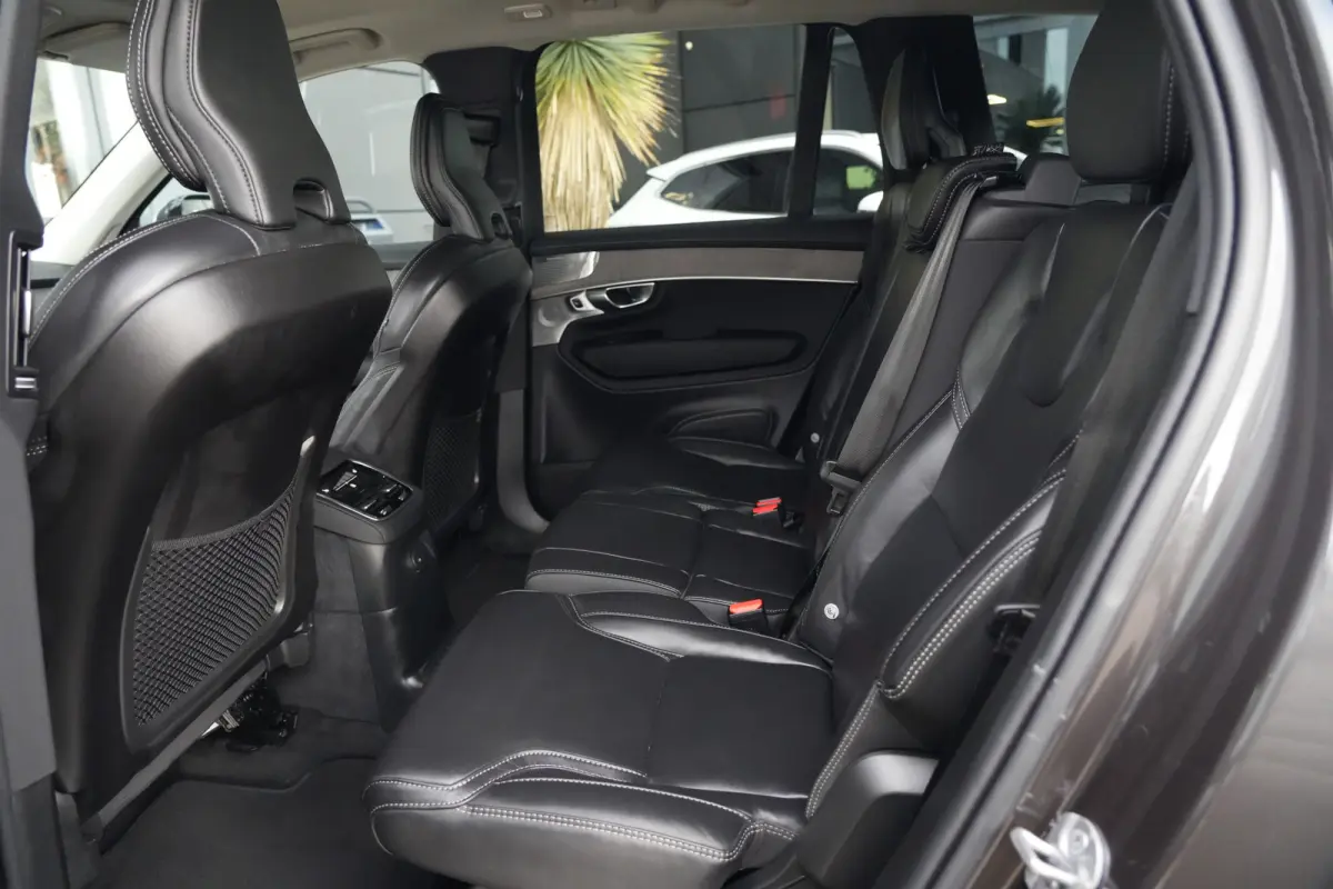 2.0 T8 FACELIFT Plug-in hybrid AWD Ultra Dark | 455 PK | Panoramadak | Bowers & Wilkins | Luchtvering | Trekhaak | Volvo XC90 2.0 T8 FACELIFT Plug-in hybrid AWD Ultra Dark met 2.0 liter 4-ci