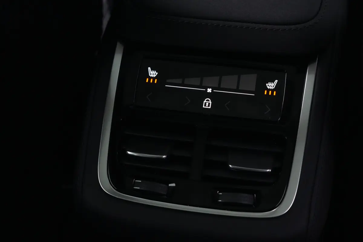 2.0 T8 FACELIFT Plug-in hybrid AWD Ultra Dark | 455 PK | Panoramadak | Bowers & Wilkins | Luchtvering | Trekhaak | Volvo XC90 2.0 T8 FACELIFT Plug-in hybrid AWD Ultra Dark met 2.0 liter 4-ci