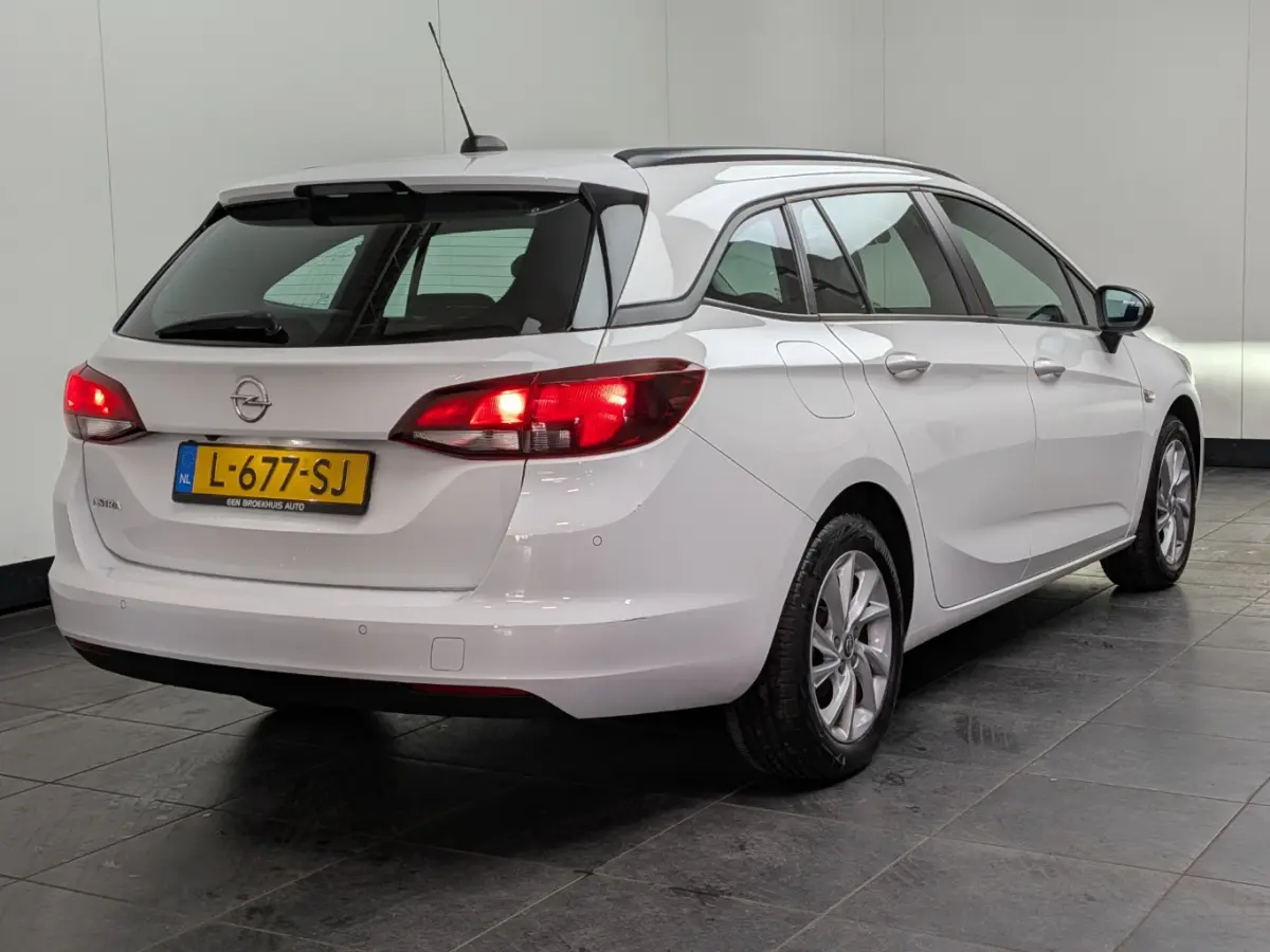 1.2 Edition / Navigatie / Camera / Parkeersensoren / LED / Carplay / 16'' LMV