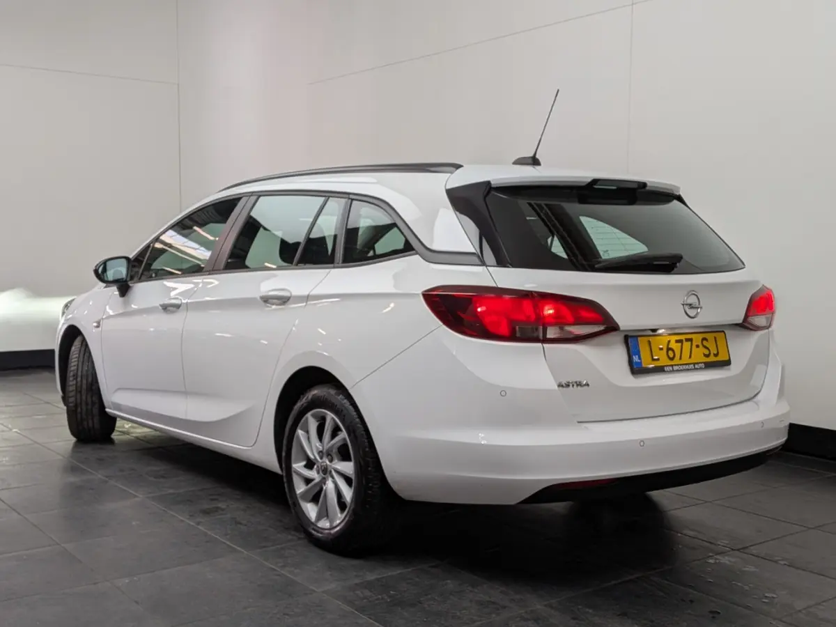 1.2 Edition / Navigatie / Camera / Parkeersensoren / LED / Carplay / 16'' LMV