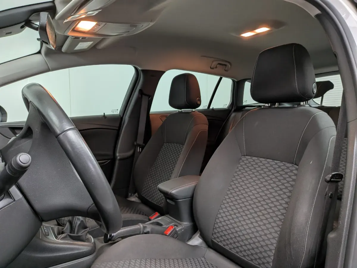 1.2 Edition / Navigatie / Camera / Parkeersensoren / LED / Carplay / 16'' LMV