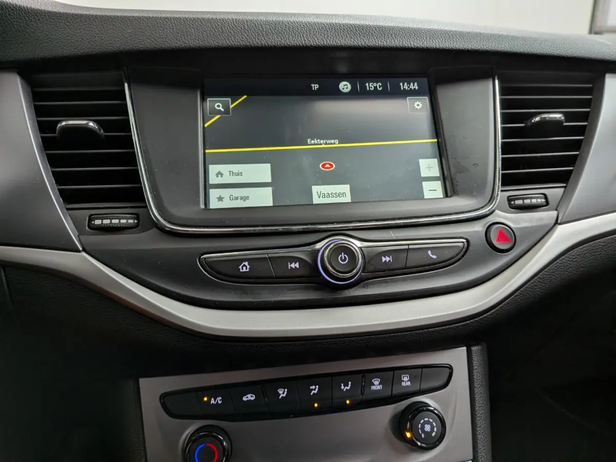1.2 Edition / Navigatie / Camera / Parkeersensoren / LED / Carplay / 16'' LMV