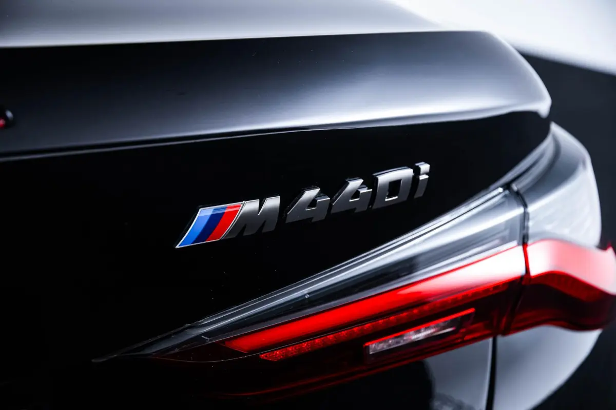 M440i High Executive Driving Assistant Professional - Head up - Harman Kardon - BMW Laserlight - Comfort Access - Windscherm - Air collar - Stuurwielrand verwarmd - Parking Assistant Plus