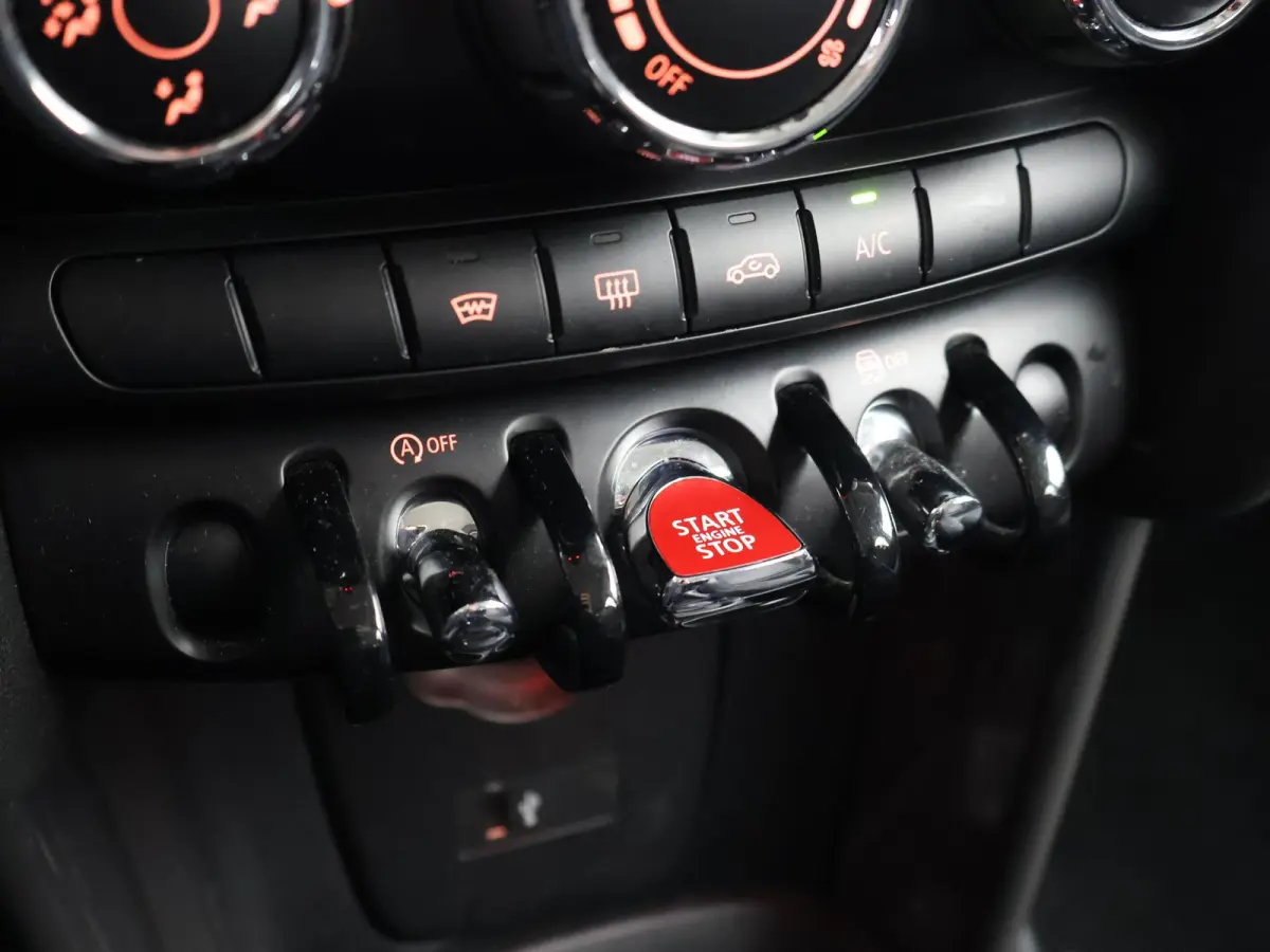 1.5 COOPER 136 PK 5-DEURS BRITISH RACING GREEN + CARBON BLACK LEDER SPORTINTERIEUR