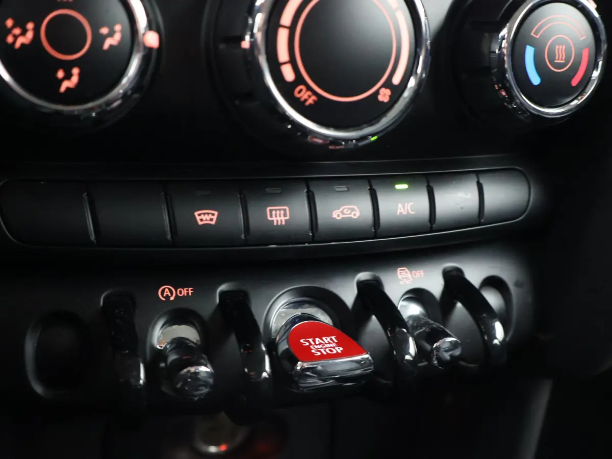 1.5 COOPER 136 PK 5-DEURS BRITISH RACING GREEN + CARBON BLACK LEDER SPORTINTERIEUR