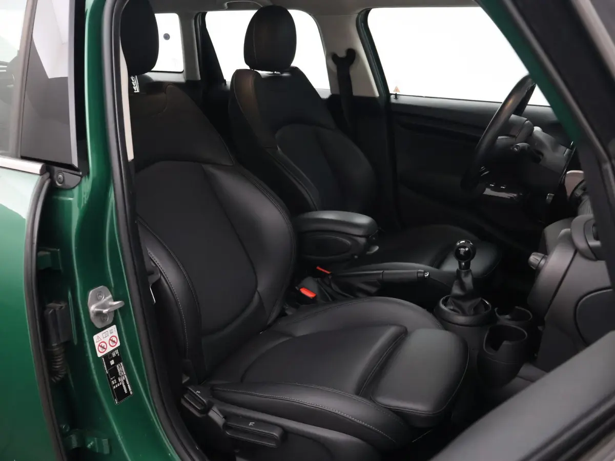 1.5 COOPER 136 PK 5-DEURS BRITISH RACING GREEN + CARBON BLACK LEDER SPORTINTERIEUR