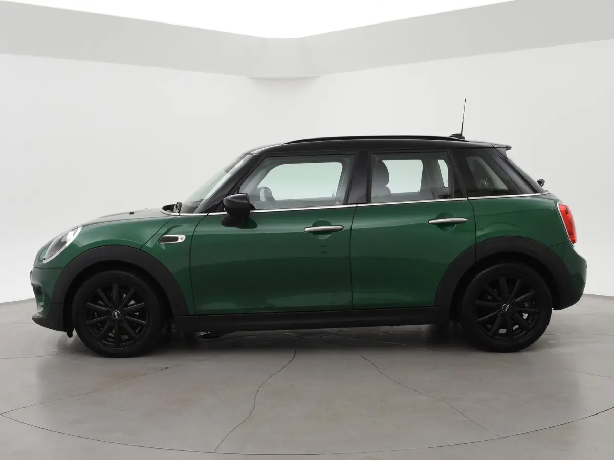 1.5 COOPER 136 PK 5-DEURS BRITISH RACING GREEN + CARBON BLACK LEDER SPORTINTERIEUR