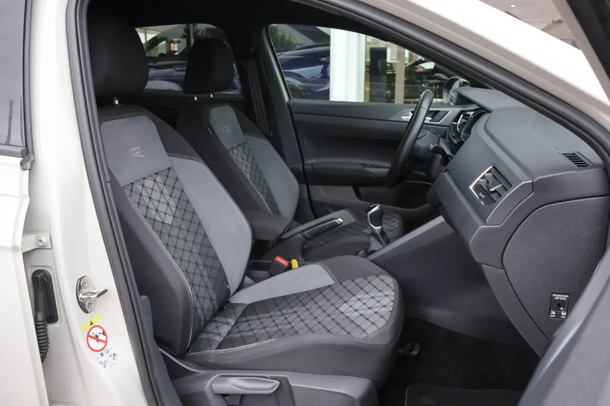1.0 TSI 110pk R-Line | Keyless | Camera | Stoelverwarming | Carplay | PDC