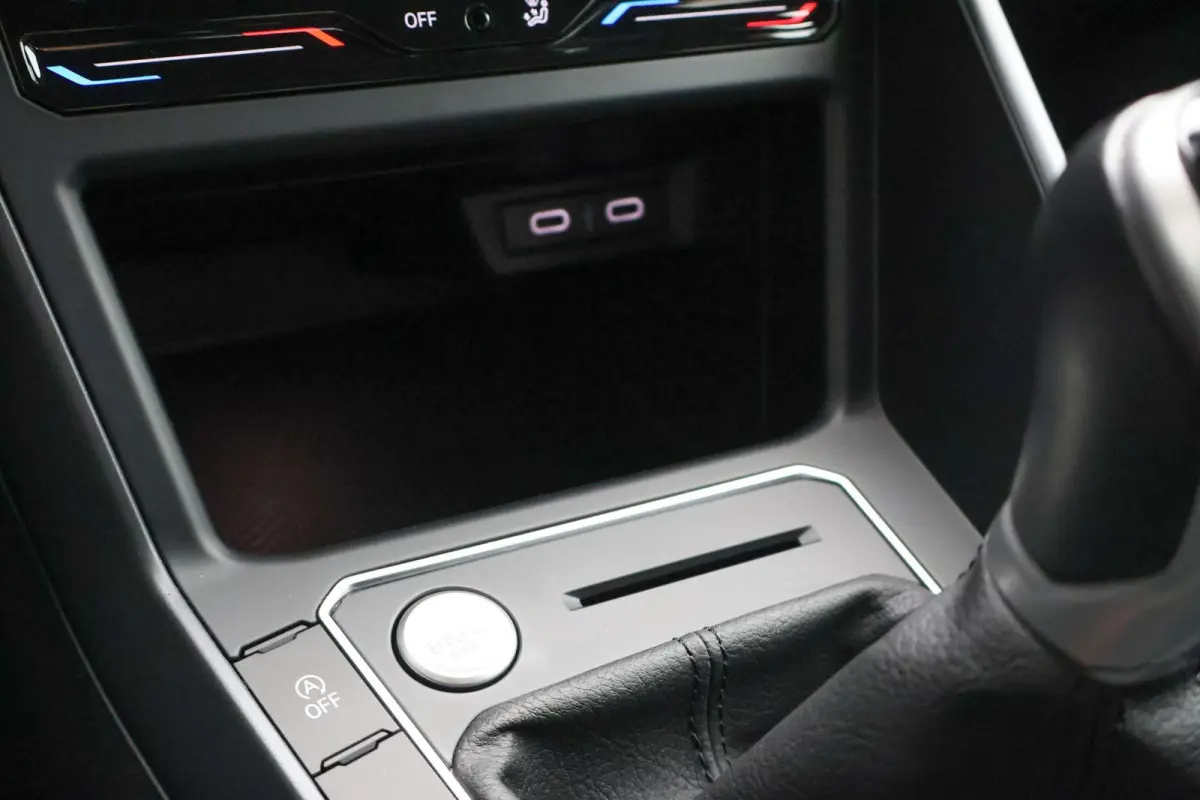 1.0 TSI 110pk R-Line | Keyless | Camera | Stoelverwarming | Carplay | PDC