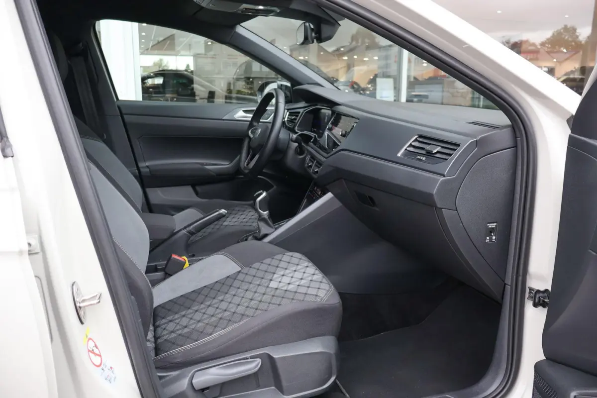 1.0 TSI 110pk R-Line | Keyless | Camera | Stoelverwarming | Carplay | PDC