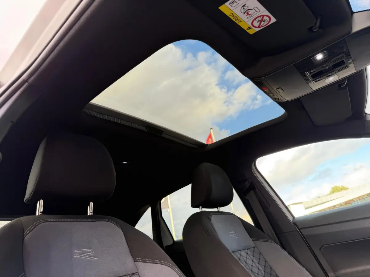 1.0 TSI R-Line DSG-7 | Panorama | Camera | Parksensor | Carplay | Stoelverwarming | IQ-Lights |