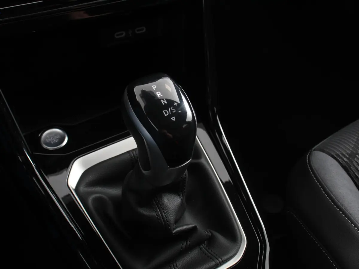 1.5 TSI 150pk Automaat R-Line Digitale Cockpit Climate Control Camera Navigatie Apple Carplay/Android Auto Lichtmetalen Velgen Parkeer sensoren Dab Led Adaptive Cruise Control