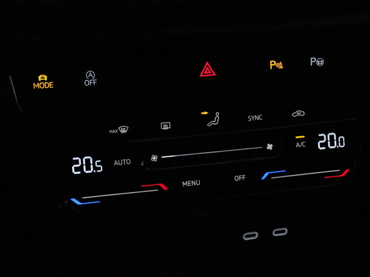 1.5 TSI 150pk Automaat R-Line Digitale Cockpit Climate Control Camera Navigatie Apple Carplay/Android Auto Lichtmetalen Velgen Parkeer sensoren Dab Led Adaptive Cruise Control
