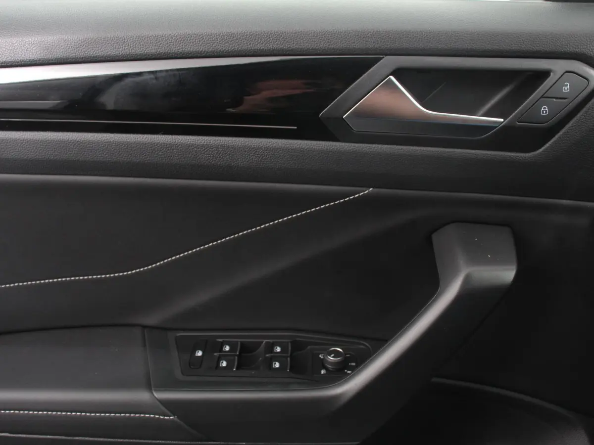 1.5 TSI 150pk Automaat R-Line Digitale Cockpit Climate Control Camera Navigatie Apple Carplay/Android Auto Lichtmetalen Velgen Parkeer sensoren Dab Led Adaptive Cruise Control