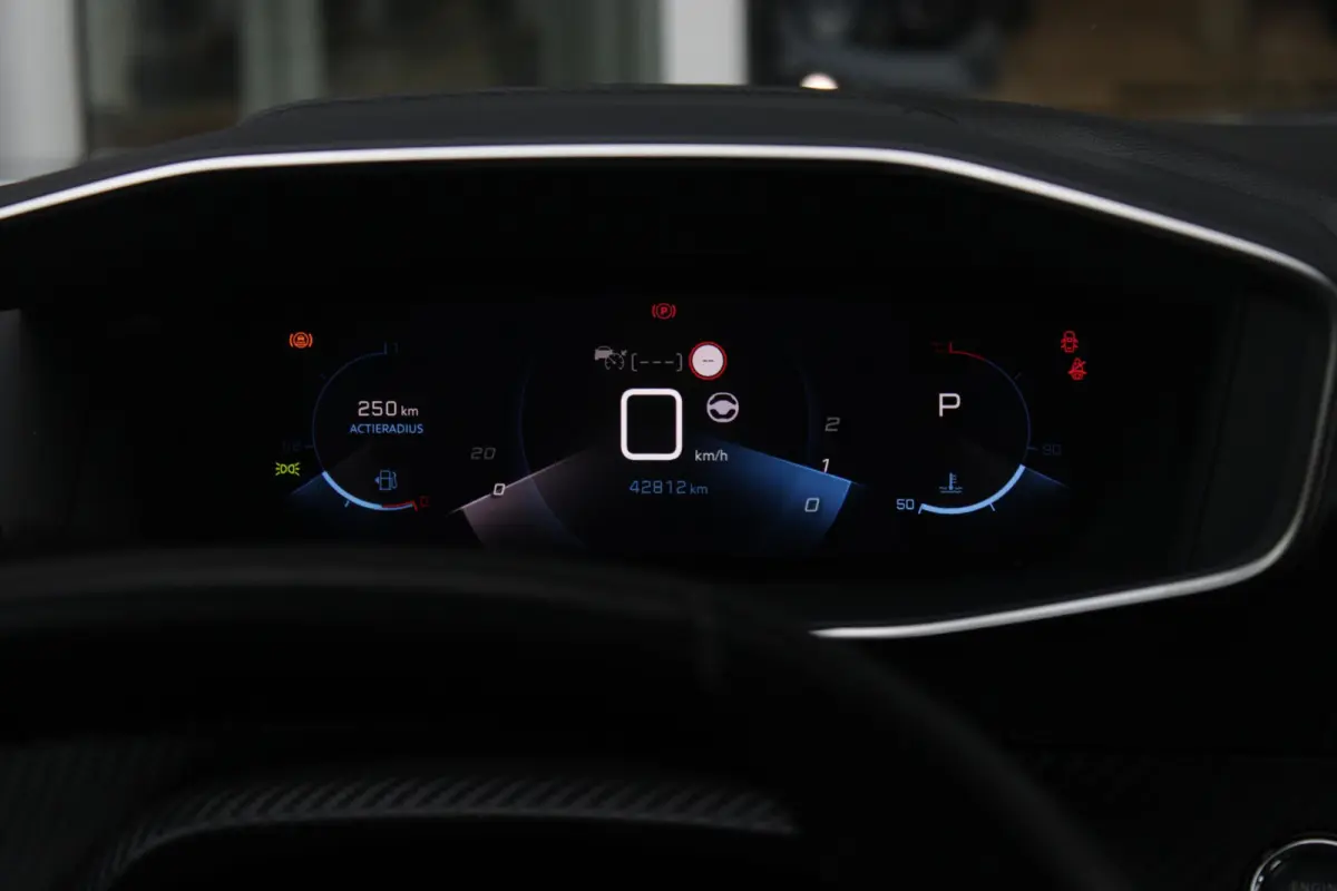 1.2 130PK AUTOMAAT ALLURE PACK | TREKHAAK | ADAPTIVE CRUISE CONTROL | 3-D INSTRUMENTENPANEEL | NAVIGATIE | APPLE CARPLAY/ANDROID AUTO | LED KOPLAMPEN | CLIMATE CONTROL | 17" LICHTMETALEN VEL