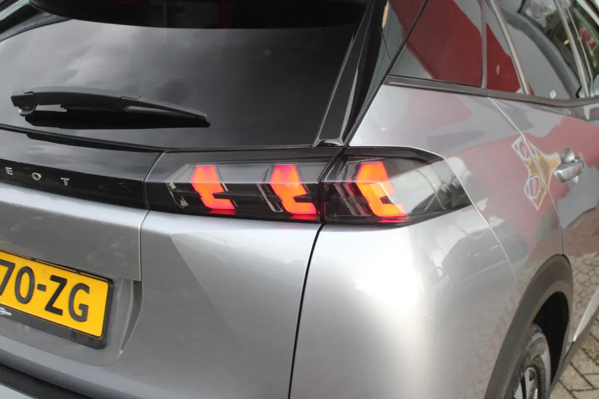 1.2 130PK AUTOMAAT ALLURE PACK | TREKHAAK | ADAPTIVE CRUISE CONTROL | 3-D INSTRUMENTENPANEEL | NAVIGATIE | APPLE CARPLAY/ANDROID AUTO | LED KOPLAMPEN | CLIMATE CONTROL | 17" LICHTMETALEN VEL