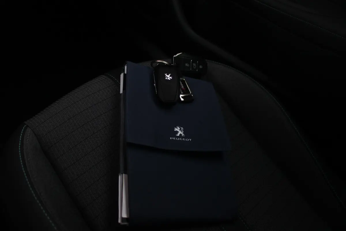 1.2 130PK AUTOMAAT ALLURE PACK | TREKHAAK | ADAPTIVE CRUISE CONTROL | 3-D INSTRUMENTENPANEEL | NAVIGATIE | APPLE CARPLAY/ANDROID AUTO | LED KOPLAMPEN | CLIMATE CONTROL | 17" LICHTMETALEN VEL