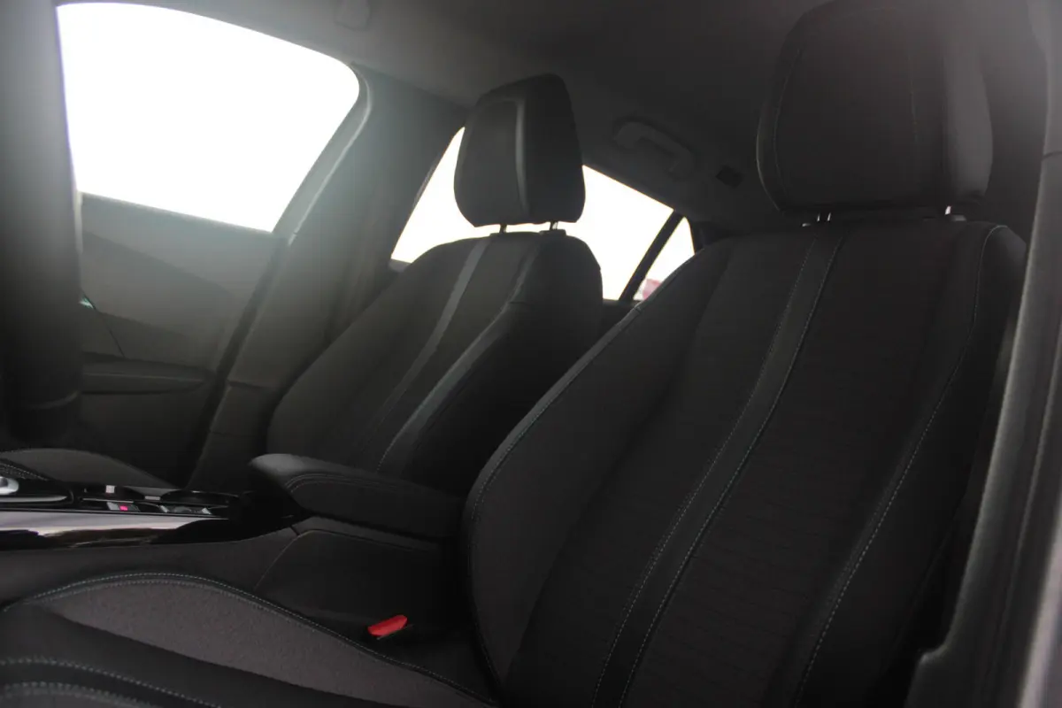 1.2 130PK AUTOMAAT ALLURE PACK | TREKHAAK | ADAPTIVE CRUISE CONTROL | 3-D INSTRUMENTENPANEEL | NAVIGATIE | APPLE CARPLAY/ANDROID AUTO | LED KOPLAMPEN | CLIMATE CONTROL | 17" LICHTMETALEN VEL