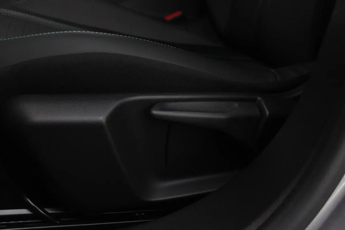 1.2 130PK AUTOMAAT ALLURE PACK | TREKHAAK | ADAPTIVE CRUISE CONTROL | 3-D INSTRUMENTENPANEEL | NAVIGATIE | APPLE CARPLAY/ANDROID AUTO | LED KOPLAMPEN | CLIMATE CONTROL | 17" LICHTMETALEN VEL